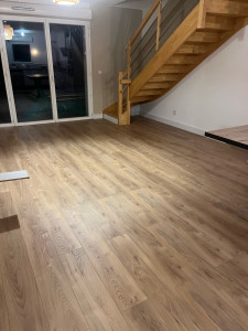 Photo de galerie - Pose de parquet clipsable, avec sous couche et pose des plinthes avec joint de finition 