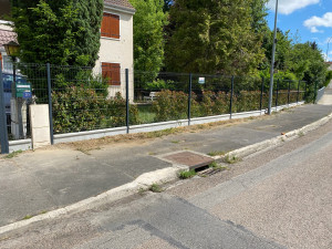 Photo de galerie - Clôture rigide avec occultant anthracite ✨   Pose propre et moderne avec soubassement béton pour une meilleure finition et durabilité.