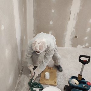 Photo de galerie - Prestation de service peinture 
 Tapisserie bande de placoplâtre 