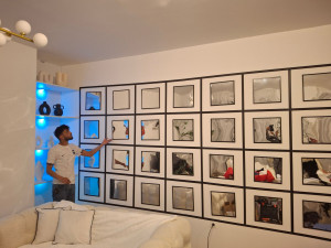 Photo de galerie - Posée des cadres au mur 