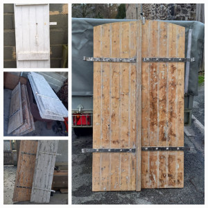 Photo de galerie - Ponçage de plusieurs couches de peintures sur des volets en bois.