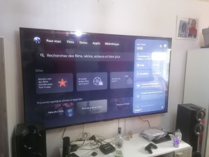 Photo de galerie - Tv 215 cmsur support
