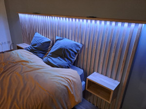Photo de galerie - Tête de lit fabriquer sur mesure avec éclairage led et prise encastré 