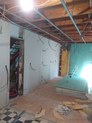 Photo de galerie - Mur en placo et préparation d'un fauxplafond 