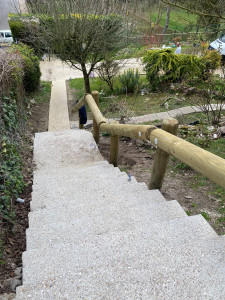 Photo de galerie - Escalier en béton désactivé et pose d’une main courante en bois 
