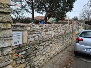 Photo réalisation - Maçonnerie - Thibaut H. - Nîmes (Saint-Césaire) : Maçonnerie de pierres en cours pour un réhaussement de mur de clôture sur les Haut de Nîmes 