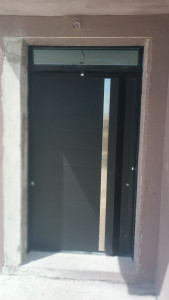 Photo de galerie - Porte d'entrée va et vien profil led couleur noir 9005