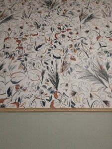 Photo de galerie - Décoration de murs en papier peint/peinture avec pose de moulure.