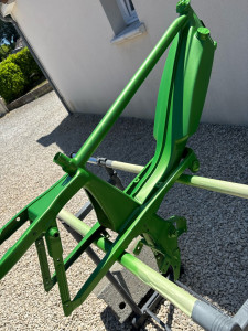 Photo de galerie - Séchage naturel après mise en peinture en cabine et finition peinture MBK