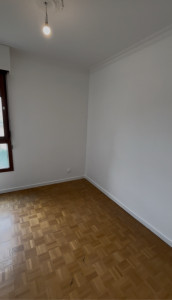 Photo de galerie - Voilà une photo d’une chambre pour la quelle j’ai réaliser une rénovation générale déttapissage du papier peint pose de deux couches de sous couche,ratissage des murs , pose de deux couches de velours 