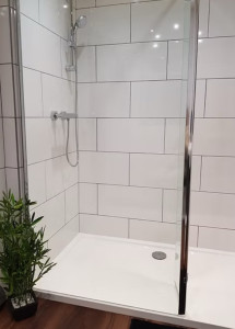 Photo de galerie - •	Carrelage posé avec soin. 	•	Pose propre et soignée.