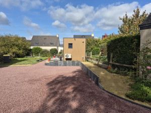 Photo de galerie - Aménagement d'une cour avec pose de palis ardoise