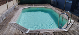 Photo de galerie - La pose de un liner couleur sable 
piscine. 