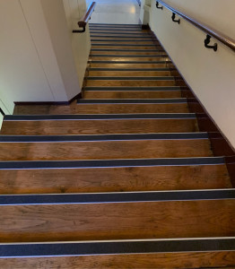 Photo de galerie - Rénovation parquet et installation nez de marche.