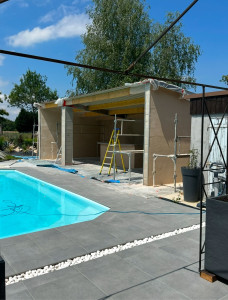 Photo de galerie - Aménagement extérieur, tour de piscine, terrasse, cuisine d’été