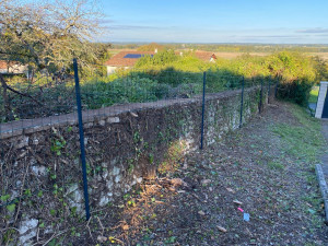 Photo de galerie - Après nettoyage de haie et pose d’une clôture 
