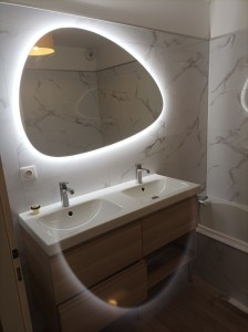 Photo de galerie - Rénovation complète de salle de bain
( Parquet, meuble vasques, colonne, crédence marbrée, miroir, etc ... )
