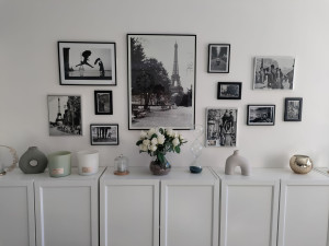 Photo de galerie - Création d'un mur de cadres decoratifs