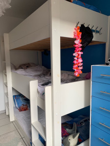 Photo de galerie - Lit superposé à 3 niveaux et ajout de patère 