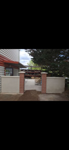 Photo de galerie - Murette en parpaing + poteau en briquette, de la fondation à l'enduit.