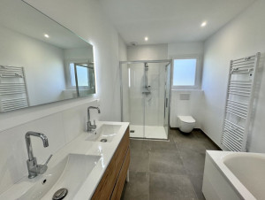 Photo de galerie - Réalisation de peinture sur une salle de bain 