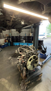 Photo de galerie - Dépose moteur pour remplacement kit chaîne distribution + tendeur chaîne et glissière ! 