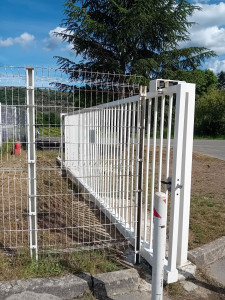Photo de galerie - Portail coulissant auto portée 