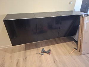 Photo de galerie - Montage d’un meuble Ikea rangement murale et fixation sur du placo à l'aide chevilles molly.