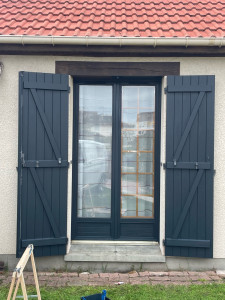 Photo de galerie - Travaux de rénovation sur volet et entourage, de fenêtre