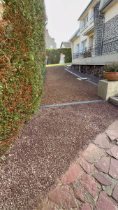 Photo de galerie - Réalisation d’une chaînette de pavés et d’un gazon 