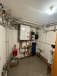 Photo de galerie - Pompe à chaleur Mitsubishi avec chaudière d’appoint électrique, ballon 1000L pour un second chalet à chamonix 