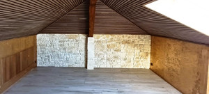 Photo de galerie - Pose de boiserie murale en sous-pente 
habillage d' un mur béton avec pierres de parement
pose de revêtement doré sur parois latérales avec intégration de meubles de rangement noyer ?