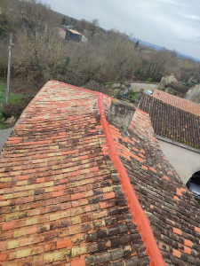 Photo de galerie - Remaniement de toiture mise en peinture étanche du faîtage nettoyage couverture