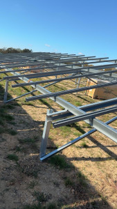 Photo de galerie - Montage de charpente métallique pour panneaux photovoltaïques 