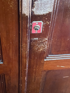 Photo de galerie - Ouverture porte claquée 