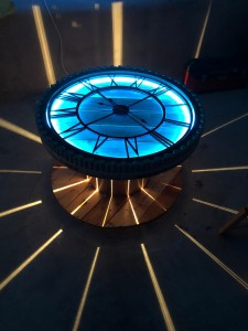 Photo de galerie - Réalisation d’une table basse à partir d’un touret avec lumière et montre incrustés dedans