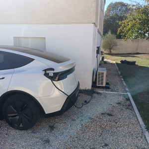 Photo de galerie - Essais de recharge d'un véhicule électrique sur borne installée