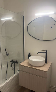 Photo de galerie - Pose d’une robinetterie de baignoire - pose d’une paroi de baignoire - pose d’un meuble suspendu - pose d’une vasque - pose d’un robinetterie de lavabo - pose d’un miroir 