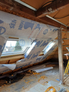 Photo de galerie - Pose isolation en laine de bois dans des combles .