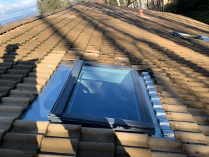 Photo de galerie - Pose Velux électrique solaire avec entourage en zinc 
