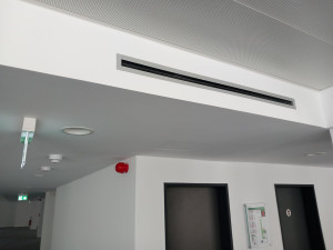 Photo de galerie - Fabrication caisson avec climatisation encastrée 