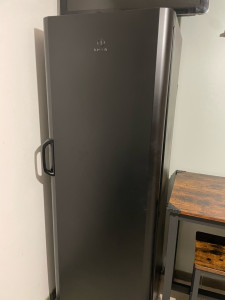 Photo de galerie - Remise en peinture d’un réfrigérateur il passe du blanc tout moche à une jolie couleur noir mat très design et moderne  