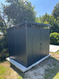 Photo de galerie - Montage abri de jardin 5 m2 en résine 