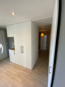 Photo de galerie - Placard d’entrée avec porte dérobée 