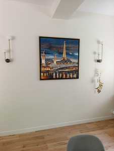 Photo de galerie - Accrochage d'un tableau