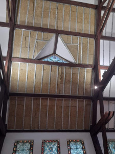 Photo de galerie - Pose des rails au plafond de l'église à 11m de hauteur 