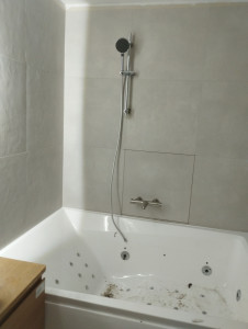 Photo de galerie - Pose d'un jacuzzi