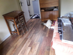 Photo de galerie - Pose de parquet stratifié dans une chambre et couloir.