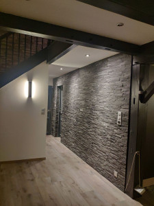 Photo de galerie - Réalisation carrelage imitation parquet et parement mural 