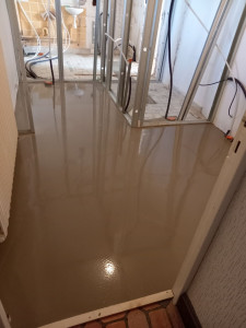 Photo de galerie - Réagréage avant carrelage. 